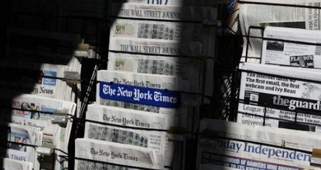 Kumpulan berbagai koran yang dipajang di san fransisco, California, Amerika Serikat. Foto : AFP