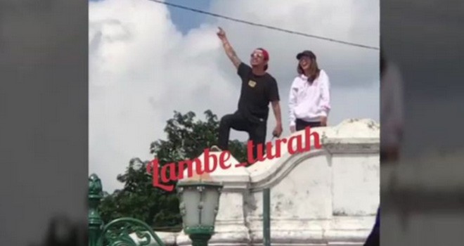 Ricky Komo terlihat menginjak plengkung, situs bersejarah di Yogyakarta. Foto Instagram @lambe_turah