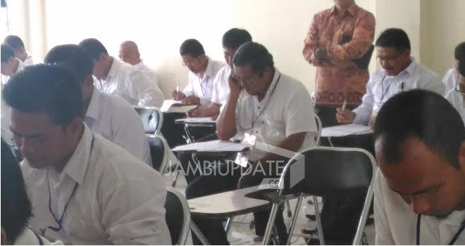 Para peserta calon pengawas pemilu saat mengikuti tes tertulis di STIE Muhammadiyah, Senin (10/7) kemarin.