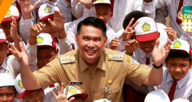 Walikota Jambi, Sy Fasha saat bersama siswa Sekolah Dasar.