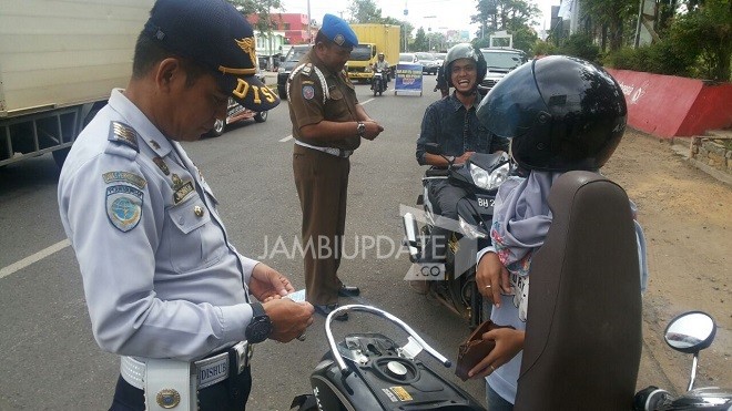 Dishub dan Satpol PP, Sub Denpom TNI dan Polres membantu Dukcapil Bungo  melakukan razia KTP di Bungo.