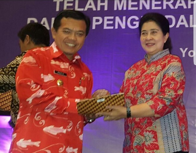 Bupati Merangin, Al Haris saat menerima Penghargaan dari Menteri Kesehatan.