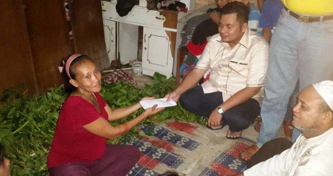 KFA menyerahkan bantuan dari We Love Fasha untuk warga tak mampu beberapa waktu lalu