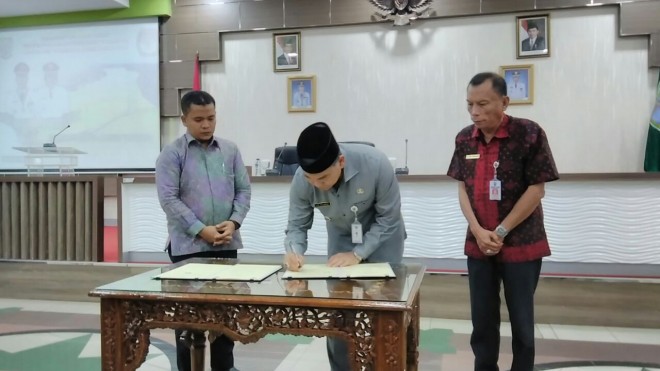 Walikota Jambi,  Sy Fasha Saat menandatangani Naskah Perjanjian Hibah Daerah (NPHD).