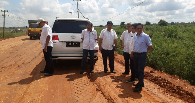H Bakri bersama Dirjen Bima Marga saar tinjau pembangunan jalan.