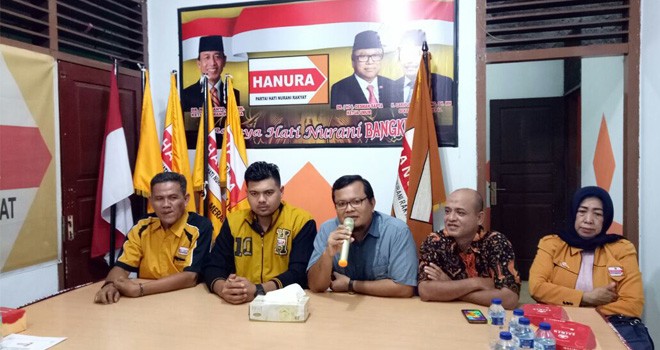 Ketua Tim Center Maulana, M Saleh saat mengambil formulir pendaftaran di DPC Hanura Kota Jambi.