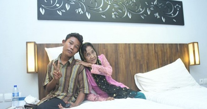Pasangan suami istri beda usia Slamet Riyadi (16) dan Rohaya (71). Foto : JPNN.com