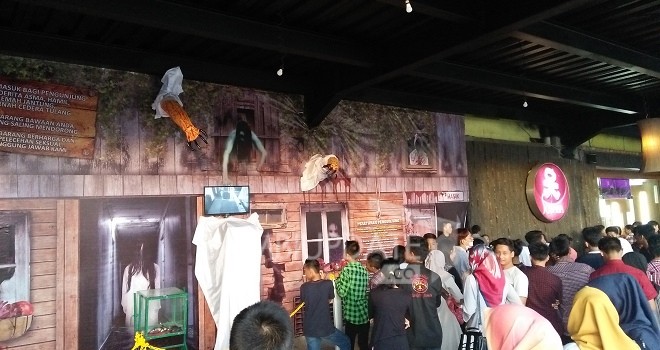 Pengunjung memadati Misteri Rumah Angker yang hadir di Jamtos.