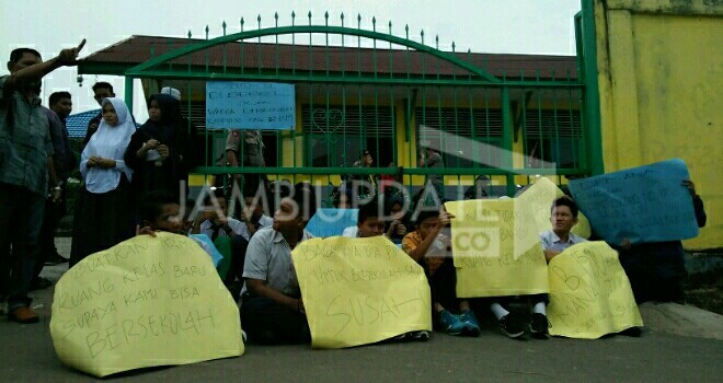 Aksi Puluhan Orang tua Murid Segel SMAN 6 Kota Jambi.
