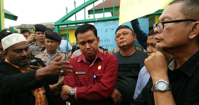 Abdul Mukti, Kabid SMA Dinas Pendidikan Provinsi Jambi saat berbingcang dengan orang tua siswa. 