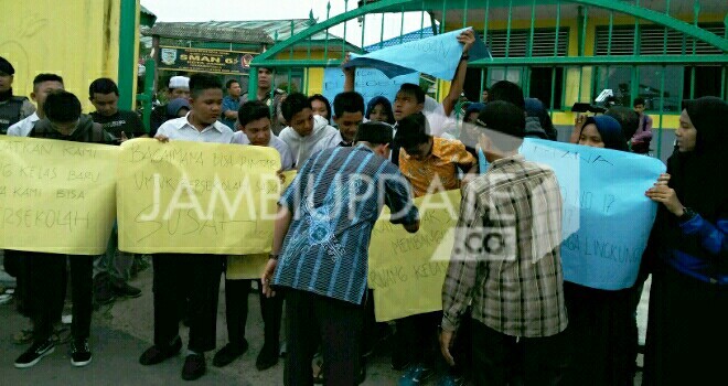 Puluhan Orangtua Murid Segel SMAN 6 Kota Jambi.