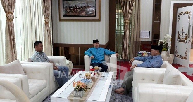 H. Hasan Ismail saat bertemu Ketua Harian DPD I Golkar Jambi, Sy Fasha.  Foto: Dok. Jambiupdate.co