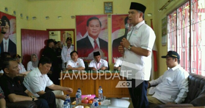 Sy Fasha menyampaikan kata sambutan saat mengembalikan formulir pendaftaran di Kantor DPC Gerindra Kota Jambi.