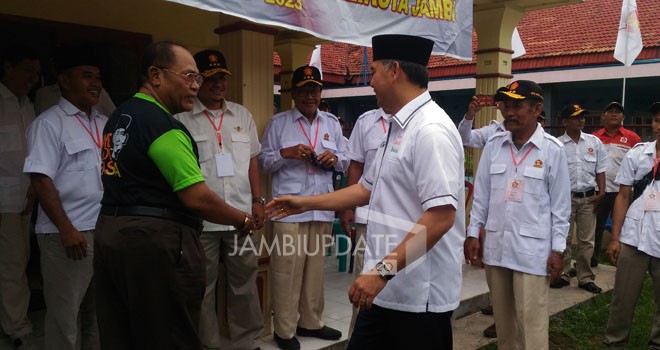 Sy Fasha bersama tim saat mengembalikan formulir di Kantor DPC Gerindra Kota Jambi.