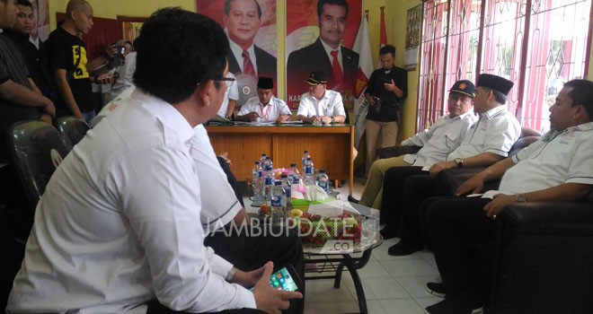 Sy Fasha bersama tim saat mengembalikan formulir di Kantor DPC Gerindra Kota Jambi.