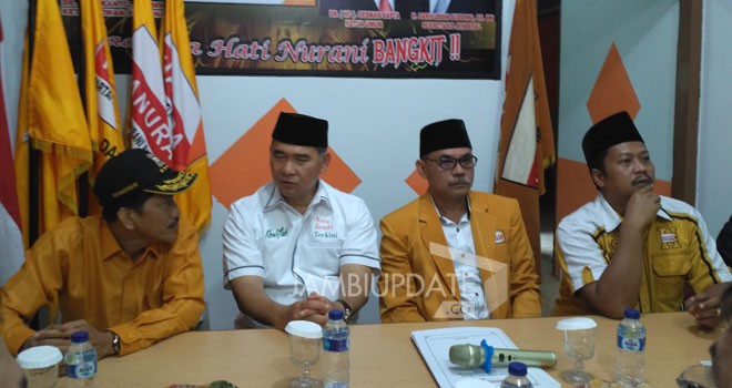 Sy Fasha bersama tim mengembalikan formulir di Kantor DPC Hanura Kota Jambi.