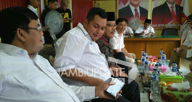 Ivan Wirata ikut mendampingi Sy Fasha dan Tim Center Fasha mengembalikan formulir di Kantor DPC Gerindra Kota Jambi.
