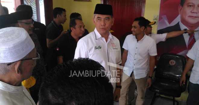 Sy Fasha bersama tim saat mengembalikan formulir di Kantor DPC Gerindra Kota Jambi, sabtu (15/7) kemarin.