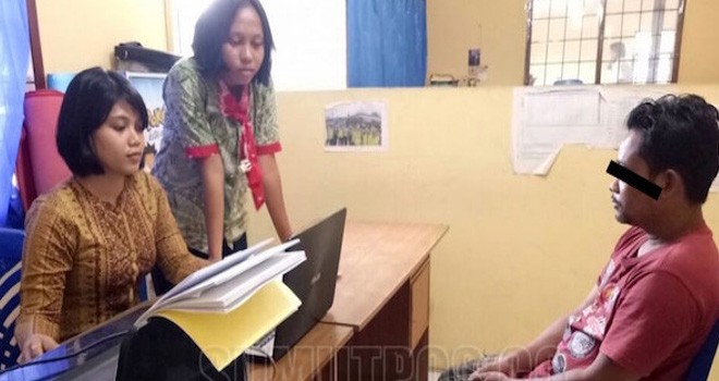 Agus Prayatna pelaku pencabulan ayu (nama samaran) saat diamankan polisi.