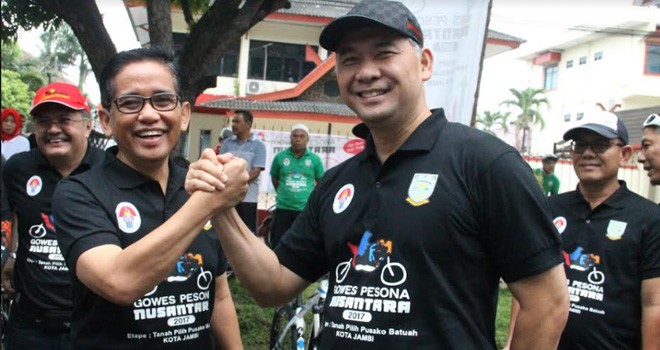 Anggota DPR RI, H Bakri salam komando bersama Walikota Jambi, Sy Fasha disela-sela acara Gowes Nusantara, Minggu (16/7) pagi.