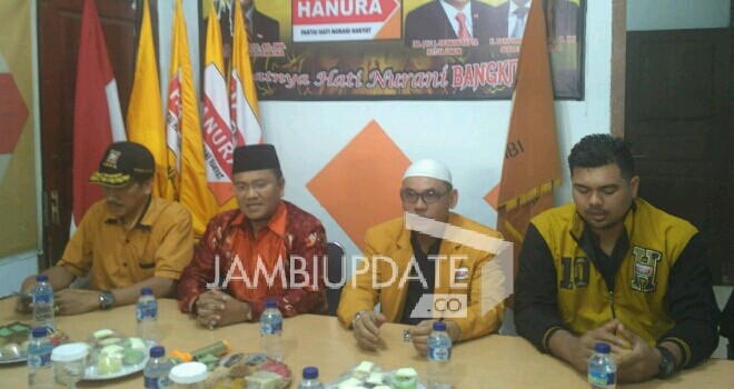dr. Maulana, MKM saat mengembalikan formulir pendaftaran Cawako di DPC Hanura Kota Jambi.