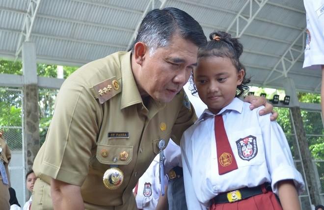 Walikota Jambi, Sy Fasha berbincang dengan siswi Sekolah Dasar (SD).