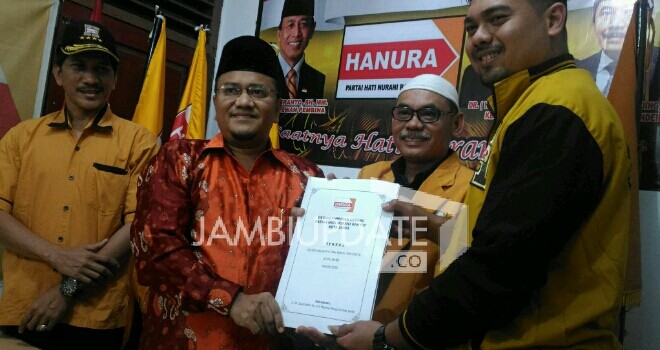 dr. Maulana, MKM saat mengembalikan formulir pendaftaran Cawako di DPC Hanura Kota Jambi.