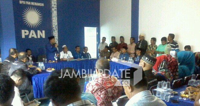 Al Haris bersama tim mendaftar di DPD PAN Merangin.