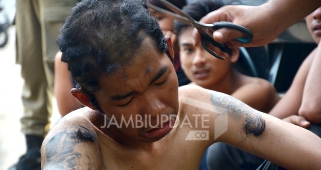 Satpol PP Kota Jambi memotong rambut anak punk yang terjaring razia di berbagai tempat. 
