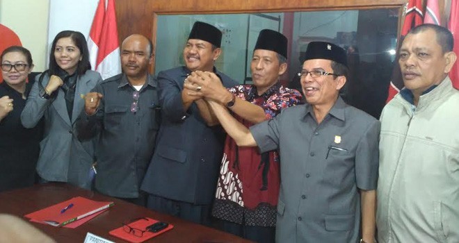 Bacawako Abdullah Sani saat menyerahkan formulir pendaftaran di DPC PDIP beberapa waktu lalu.