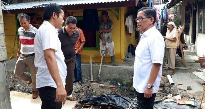 Anggota DPR RI H Bakri saat berkunjung kekampung kumuh. 