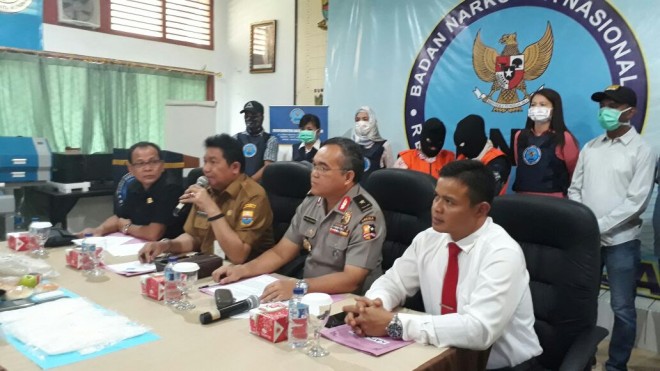 Dua Perempuan Saat diamankan polisi. 