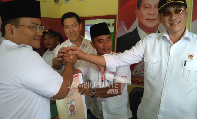 dr. Maulana bersama tim mengembalikan formulir pendaftaran di DPC Gerindra Kota Jambi.
