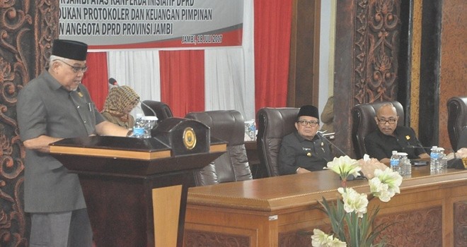 DPRD Provinsi Jambi menggelar rapat paripurna yang dipimpin Wakil Ketua DPRD Provinsi Jambi, Ar Syahbandar dan di hadiri Wakil Gubernur Jambi, Fachrori Umar.