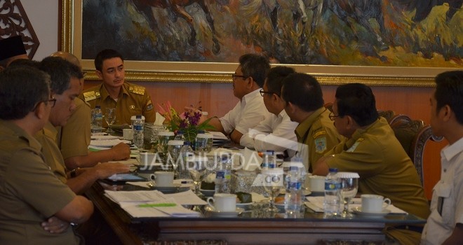 Rapat koordinasi Pemkot, Pemprov, dan BWSS membahas pembangunan drainase untuk mencegah banjir di Kota Jambi.