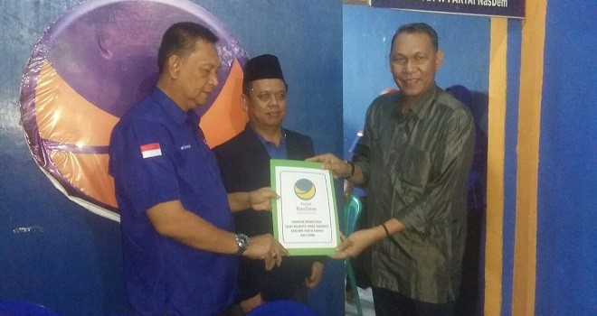 Tim Center Fasha, H. Rahman bersama simpatisan mengambil formulir pendaftaran di DPD NasDem Kota Jambi.