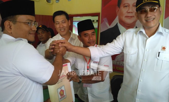 dr. Maulana bersama tim mengembalikan formulir pendaftaran di DPC Gerindra Kota Jambi.