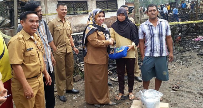 Bupati Muaro Jambi, Hj Masnah Busro memberikan bantuan kepada warga yang terkena musibah kebakaran.