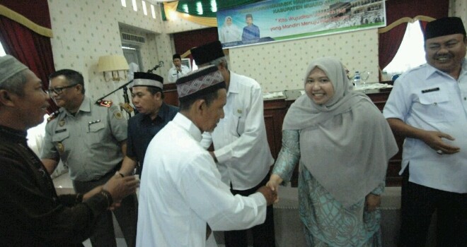 Bupati Muaro Jambi, Hj Masnah Busro membuka secara resmi manasik haji calon jamaah haji Kabupaten Muaro Jambi.