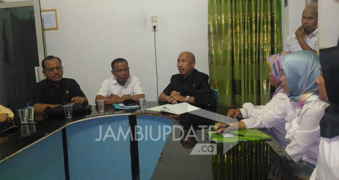 Wakil Ketua DPRD Provinsi Jambi, AR Syahbandar melakukan sidak ke SMA 4 Kota Jambi.