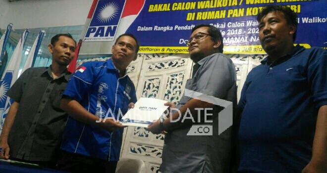 Tim center Maulana mengambil formulir di DPD PAN Kota Jambi.