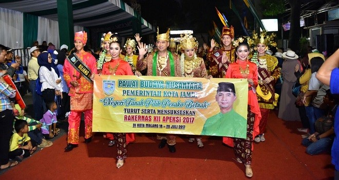 Walikota Jambi, Sy Fasha dan Istri Yuliana Fasha tergabung dalam kontingen Kota Jambi pada Rakernas Apeksi 2017 di Kota Malang.