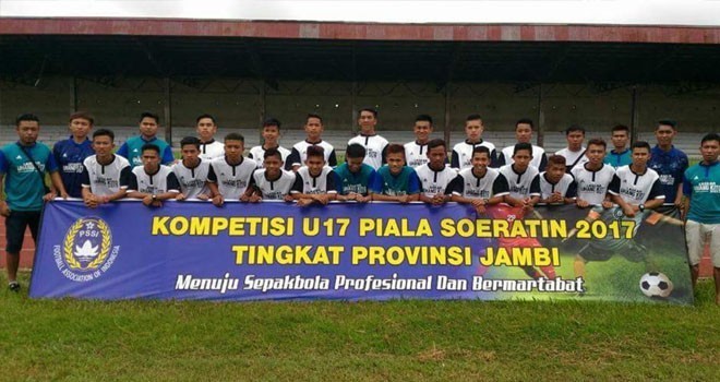 Foto bersama tim PS Kerinci U-17 saat melakukan pertandingan Piala Soeratin 2017 di stadion Tri Lomba Juang, Minggu (16/07). 
