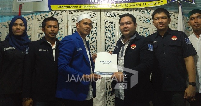 Ketua BM PAN Jambi, Geni Waseso mengambil formulir sebagai Wakil Walikota Jambi 2018. 