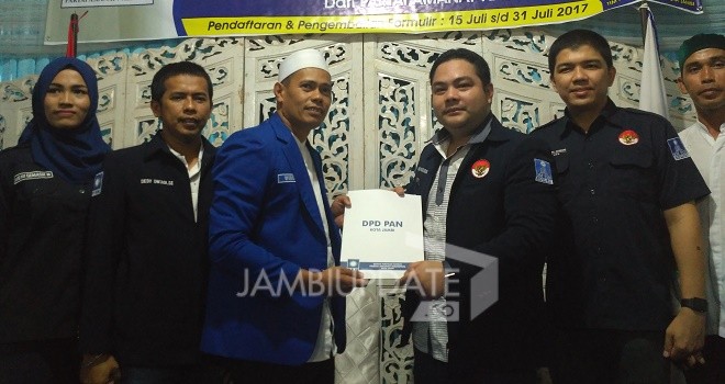 Ketua BM PAN Jambi, Geni Waseso mengambil formulir sebagai Wakil Walikota Jambi 2018.