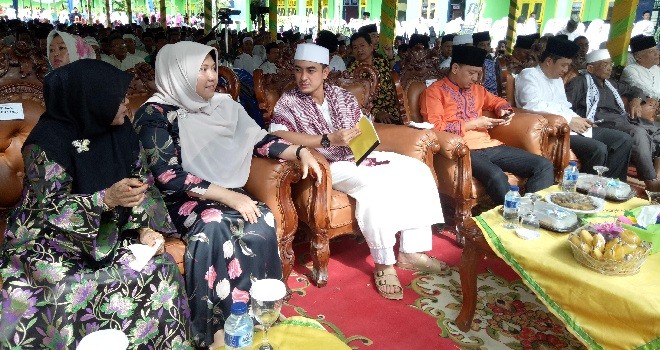 Bupati Muaro Jambi, Hj Masnah Busro saat mendampingi Gubernur Jambi, H. Zumi Zola Zulkifli dalam acara Halal Bi halal di Ponpes Nurul Iman Desa Sebapo Kecamatan Mestong Muarojambi.