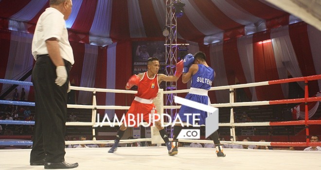 Salah satu pertandingan tinju babak semi final dalam ajang Kejuaraan Nasional Tinju Amatir Kapolri Cup 1 Tahun 2017.