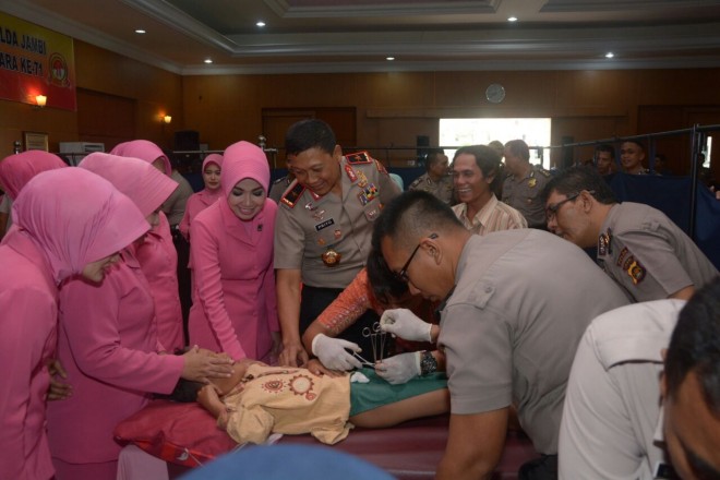 Kapolda Jambi, Brigjen Pol Priyo Widyanto saat melihat jalannya Sunatan Massal di Gedung Siginjai