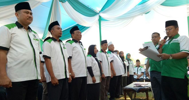 dr. Maulana. MKM melantik Ketua Majelis Daerah Korps Alumni HMI Kabupaten Bungo, H. Mashuri yang juga Bupati Bungo, beserta pengurus dan anggota Kahmi Bungo.