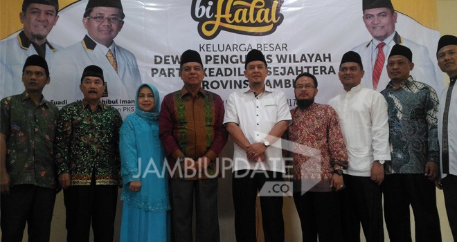 Foto bersama saat Halal Bihalal DPW PKS Provinsi Jambi.